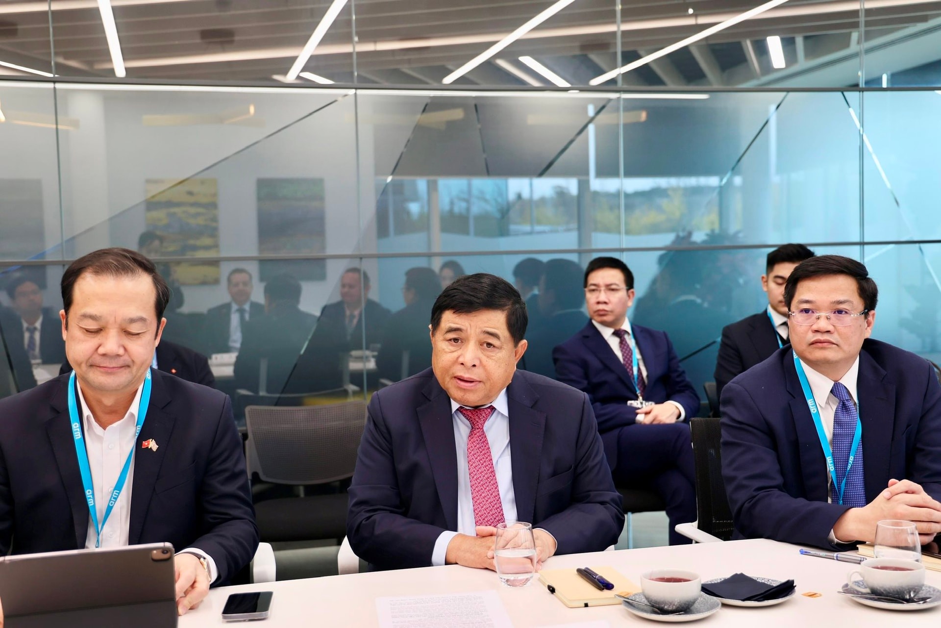 Gặp lãnh đạo DN cung cấp hàng cho Apple, Samsung, Nvidia..., Phó Thủ tướng đề nghị mở trung tâm tại HN- Ảnh 1. Gặp lãnh đạo DN cung cấp hàng cho Apple, Samsung, Nvidia..., Phó Thủ tướng đề nghị mở trung tâm tại HN- Ảnh 1.