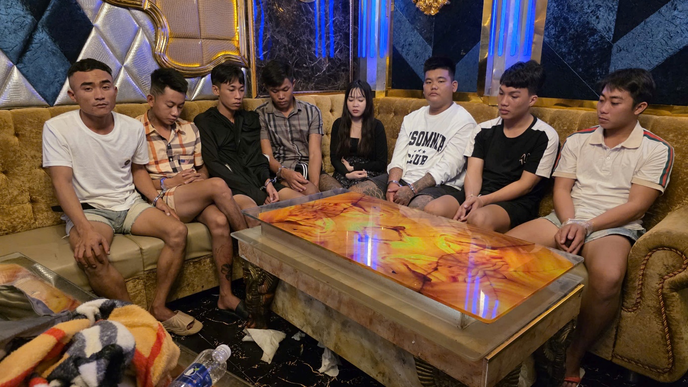 Bắt quả tang 25 đối tượng tại phòng karaoke “VIP 8888” và “VIP 9999”- Ảnh 1. Bắt quả tang 25 đối tượng tại phòng karaoke “VIP 8888” và “VIP 9999”- Ảnh 1.