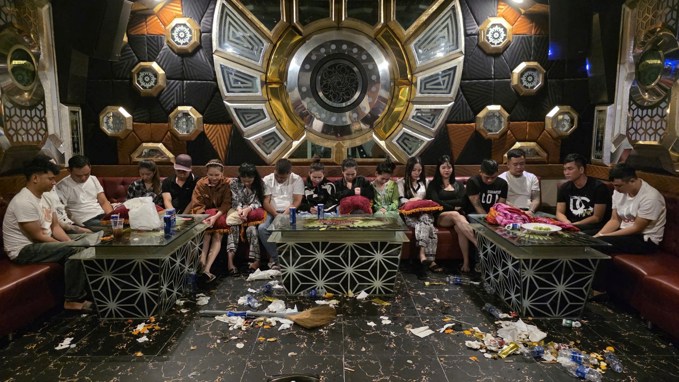 Bắt quả tang 25 đối tượng tại phòng karaoke “VIP 8888” và “VIP 9999”- Ảnh 2. Bắt quả tang 25 đối tượng tại phòng karaoke “VIP 8888” và “VIP 9999”- Ảnh 2.