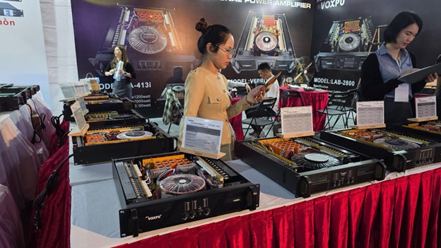 “Đại tiệc” công nghệ âm thanh - ánh sáng PLASE SHOW trở lại Hà Nội- Ảnh 11. “Đại tiệc” công nghệ âm thanh - ánh sáng PLASE SHOW trở lại Hà Nội- Ảnh 11.