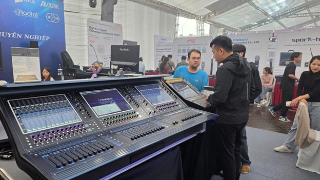 “Đại tiệc” công nghệ âm thanh - ánh sáng PLASE SHOW trở lại Hà Nội- Ảnh 4. “Đại tiệc” công nghệ âm thanh - ánh sáng PLASE SHOW trở lại Hà Nội- Ảnh 4.