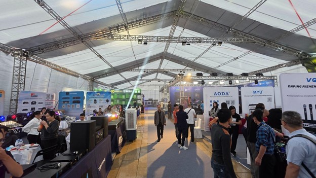 “Đại tiệc” công nghệ âm thanh - ánh sáng PLASE SHOW trở lại Hà Nội- Ảnh 9. “Đại tiệc” công nghệ âm thanh - ánh sáng PLASE SHOW trở lại Hà Nội- Ảnh 9.