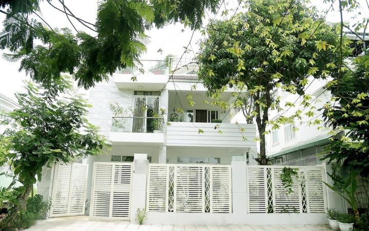 Phó chủ tịch Hội điện ảnh đóng Đồng Tiền Xương Máu: Ở biệt thự triệu đô 500m2, hai cô con gái như tiên tử- Ảnh 4. Phó chủ tịch Hội điện ảnh đóng Đồng Tiền Xương Máu: Ở biệt thự triệu đô 500m2, hai cô con gái như tiên tử- Ảnh 4.