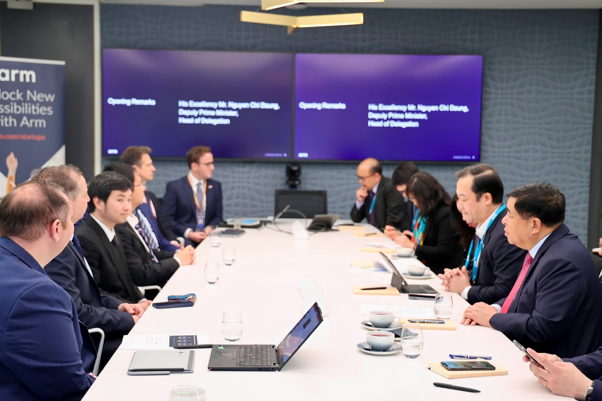 Gặp lãnh đạo DN cung cấp hàng cho Apple, Samsung, Nvidia..., Phó Thủ tướng đề nghị mở trung tâm tại HN- Ảnh 2. Gặp lãnh đạo DN cung cấp hàng cho Apple, Samsung, Nvidia..., Phó Thủ tướng đề nghị mở trung tâm tại HN- Ảnh 2.