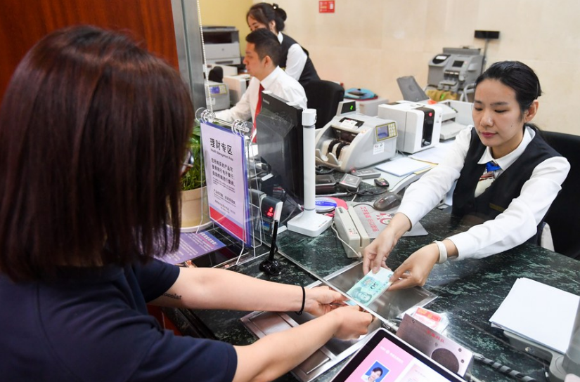 Người phụ nữ gửi tiết kiệm 3,7 tỷ đồng, 5 năm sau chỉ nhận về hơn 4.000 đồng, chất vất ngân hàng thì được thông báo thêm: “Sổ tiết kiệm của chị là giả”- Ảnh 1. Người phụ nữ gửi tiết kiệm 3,7 tỷ đồng, 5 năm sau chỉ nhận về hơn 4.000 đồng, chất vất ngân hàng thì được thông báo thêm: “Sổ tiết kiệm của chị là giả”- Ảnh 1.