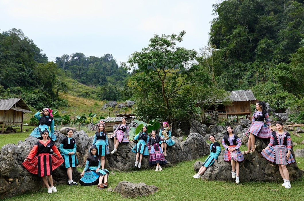 “Ngôi làng nguyên thủy” không sóng điện thoại, không wifi, không nhà bê tông ở Sơn La bất ngờ xuất hiện trong chương trình truyền hình thực tế lần đầu có mặt ở Việt Nam- Ảnh 1. “Ngôi làng nguyên thủy” không sóng điện thoại, không wifi, không nhà bê tông ở Sơn La bất ngờ xuất hiện trong chương trình truyền hình thực tế lần đầu có mặt ở Việt Nam- Ảnh 1.