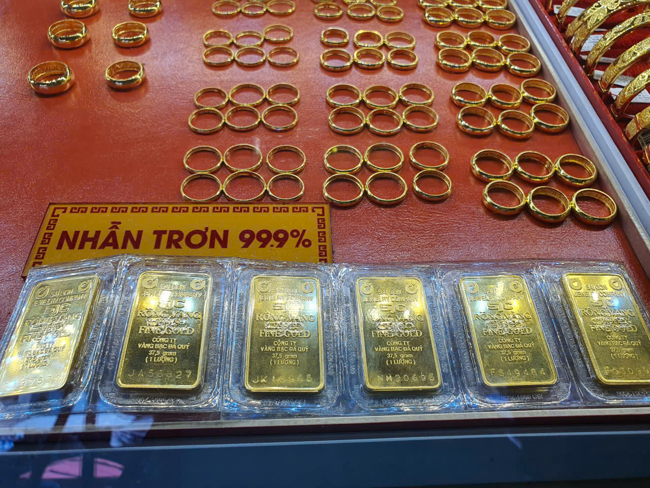 Diễn biến mới sau hơn 2 tuần áp dụng quy định mua bán vàng trên 20 triệu phải chuyển khoản- Ảnh 1. Diễn biến mới sau hơn 2 tuần áp dụng quy định mua bán vàng trên 20 triệu phải chuyển khoản- Ảnh 1.