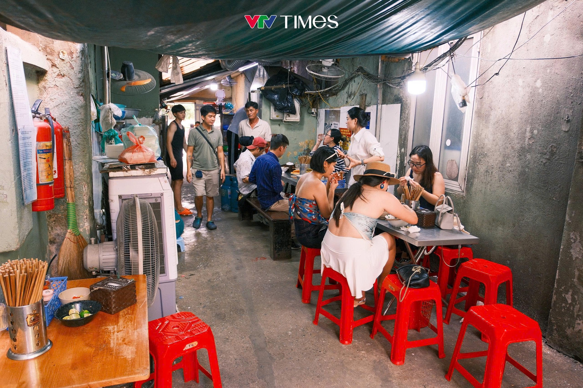 Quán phở duy nhất bên hồ Gươm sắp phải di dời sau gần 70 năm- Ảnh 3. Quán phở duy nhất bên hồ Gươm sắp phải di dời sau gần 70 năm- Ảnh 3.