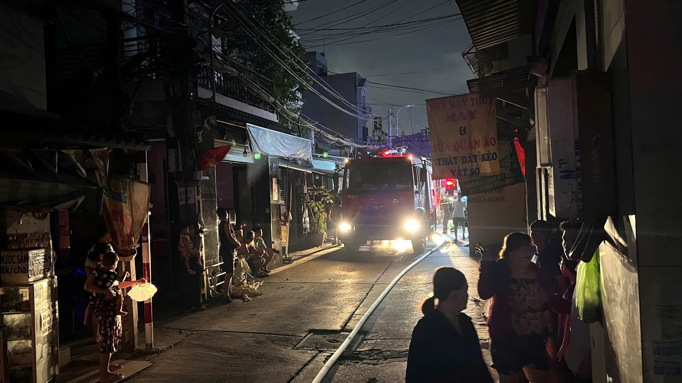 Ngọn lửa trùm kho phế liệu trong khu dân cư, người dân hoảng loạn tháo chạy- Ảnh 2. Ngọn lửa trùm kho phế liệu trong khu dân cư, người dân hoảng loạn tháo chạy- Ảnh 2.