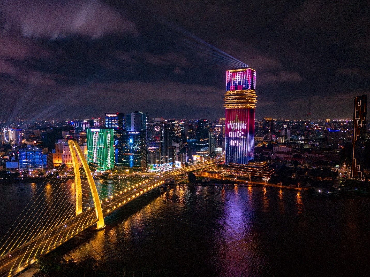 Tòa tháp Saigon Marina IFC rực sáng chào mừng đối tác chiến lược toàn diện Việt - Anh- Ảnh 3.