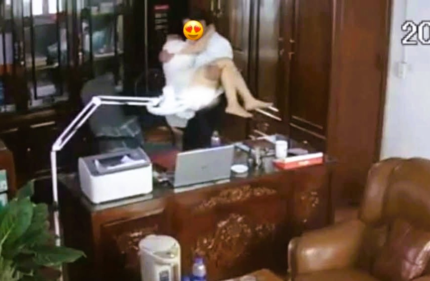 Thông tin mới vụ người đàn ông có clip "thân mật" trong phòng làm việc với nhiều phụ nữ- Ảnh 2.