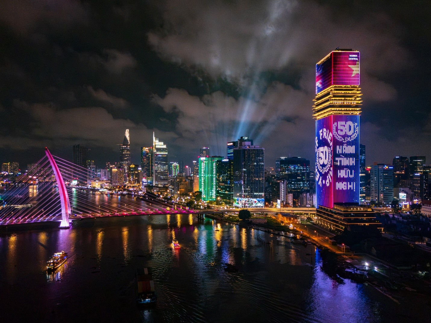 Tòa tháp Saigon Marina IFC rực sáng chào mừng đối tác chiến lược toàn diện Việt - Anh- Ảnh 1.