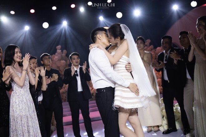 Dự đám cưới của Đỗ Hà và thiếu gia Tập đoàn Sơn Hải xong, khách mời đều cầm trên tay 1 món đồ- Ảnh 2.