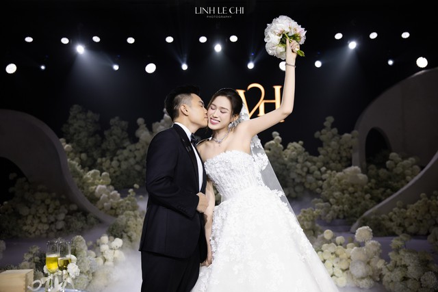 Dự đám cưới của Đỗ Hà và thiếu gia Tập đoàn Sơn Hải xong, khách mời đều cầm trên tay 1 món đồ- Ảnh 1.