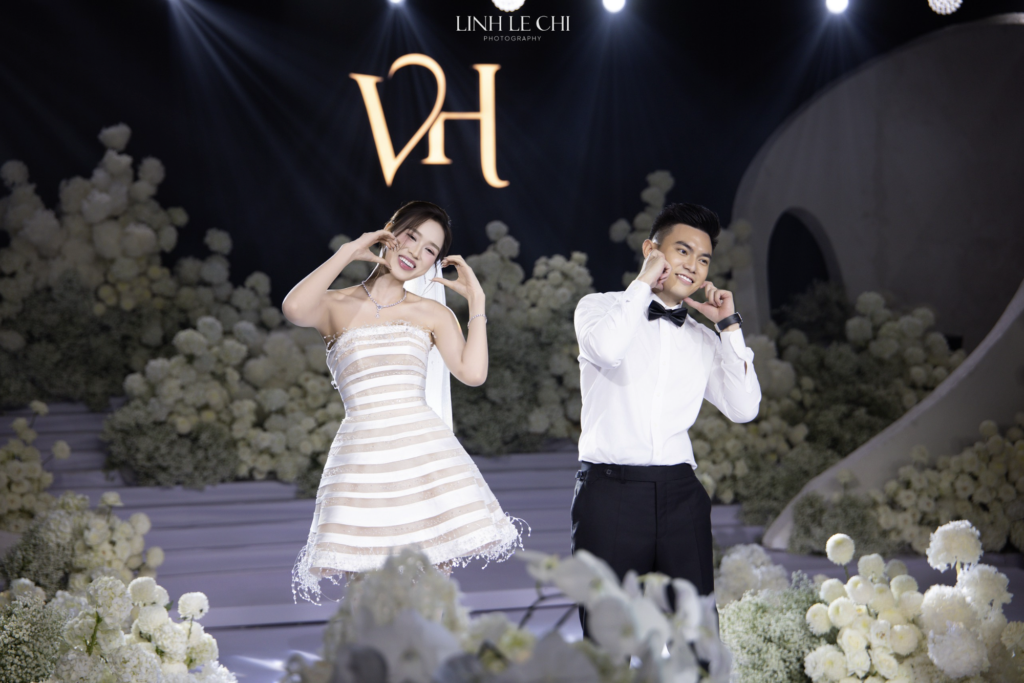 Cận cảnh tiệc cưới Đỗ Hà và Viết Vương tại Hà Nội: Một chi tiết tinh tế chưa từng thấy!- Ảnh 1. Cận cảnh tiệc cưới Đỗ Hà và Viết Vương tại Hà Nội: Một chi tiết tinh tế chưa từng thấy!- Ảnh 1.