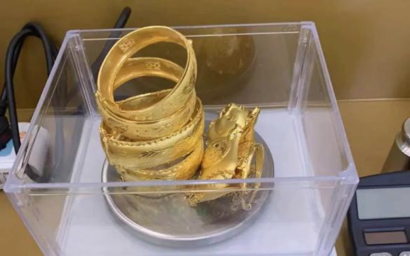 Mang gần 2 cây vàng đi bán, 1 ngày sau, người đàn ông bị công an triệu tập- Ảnh 1. Mang gần 2 cây vàng đi bán, 1 ngày sau, người đàn ông bị công an triệu tập- Ảnh 1.