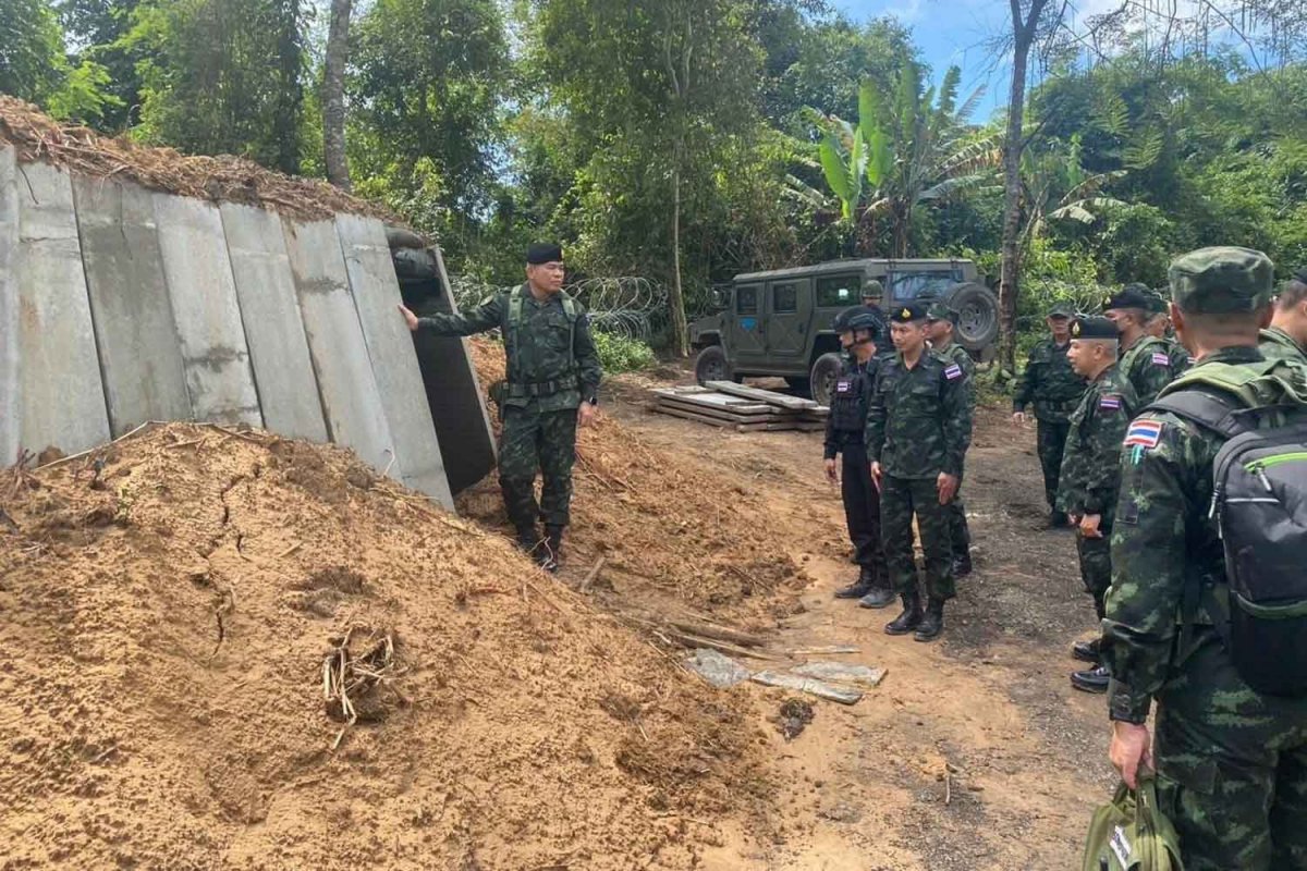 Quân đội Thái Lan xây dựng chiến hào phòng thủ, hầm trú ẩn dọc biên giới Campuchia- Ảnh 1.