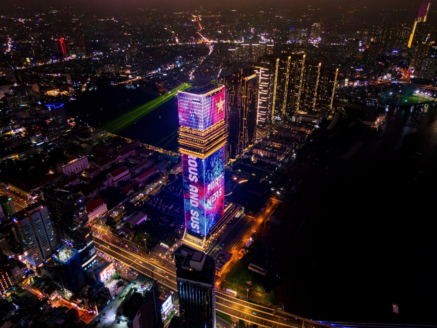 Tòa tháp Saigon Marina IFC rực sáng chào mừng đối tác chiến lược toàn diện Việt - Anh- Ảnh 2.