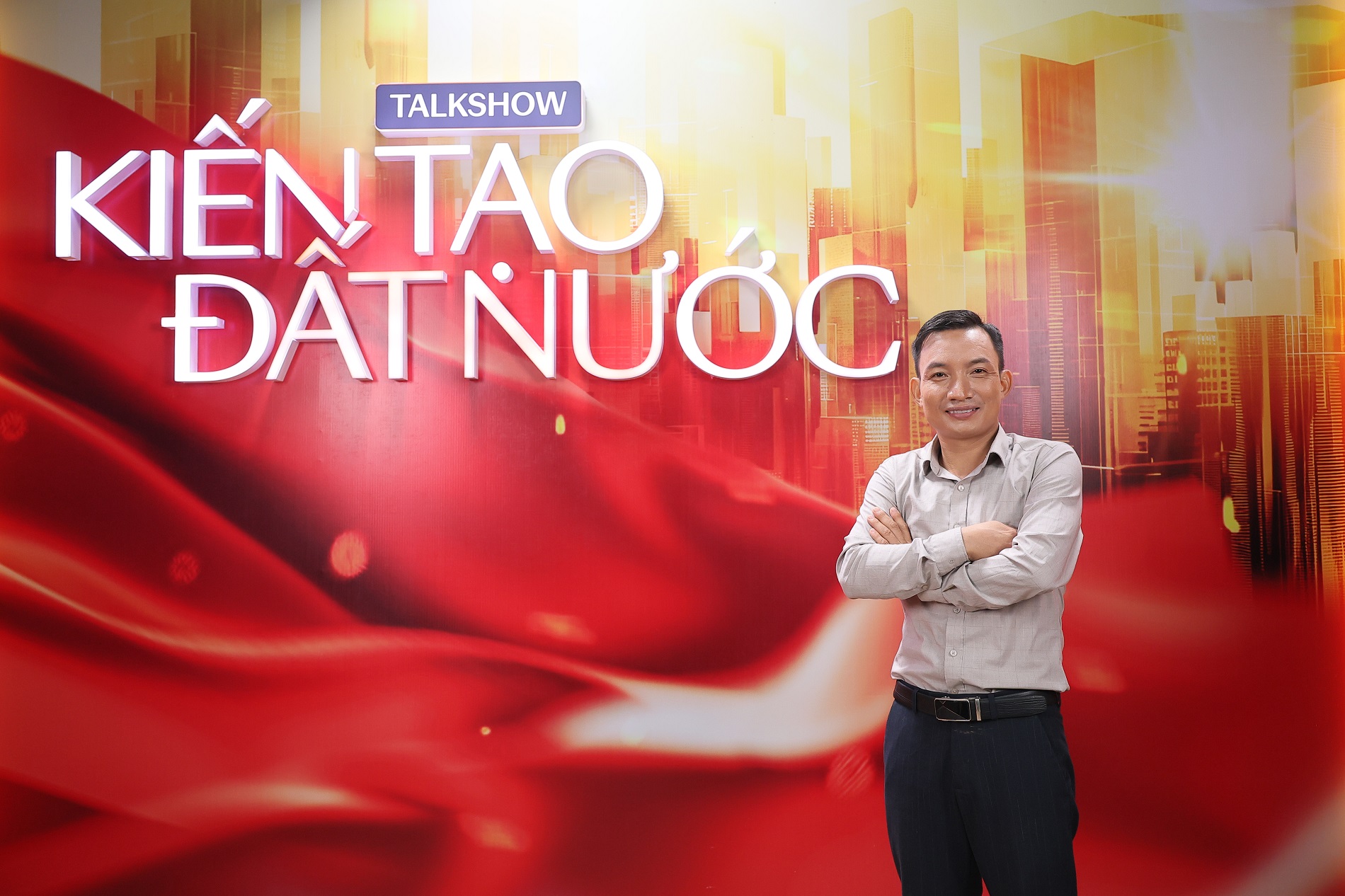 Từ bản thiết kế vẽ trên nền đất bờ ruộng tới xưởng chế tác nông cụ, sức sáng tạo của anh nông dân làm nên điều không tưởng- Ảnh 1. Từ bản thiết kế vẽ trên nền đất bờ ruộng tới xưởng chế tác nông cụ, sức sáng tạo của anh nông dân làm nên điều không tưởng- Ảnh 1.