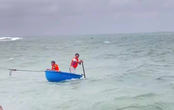"Cố lên, còn vợ con ở nhà": Lời động viên giữ 3 người sống sót sau 2 ngày trôi giữa bão số 13- Ảnh 1. "Cố lên, còn vợ con ở nhà": Lời động viên giữ 3 người sống sót sau 2 ngày trôi giữa bão số 13- Ảnh 1.