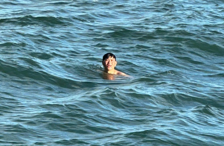 "Cố lên, còn vợ con ở nhà": Lời động viên giữ 3 người sống sót sau 2 ngày trôi giữa bão số 13- Ảnh 2. "Cố lên, còn vợ con ở nhà": Lời động viên giữ 3 người sống sót sau 2 ngày trôi giữa bão số 13- Ảnh 2.