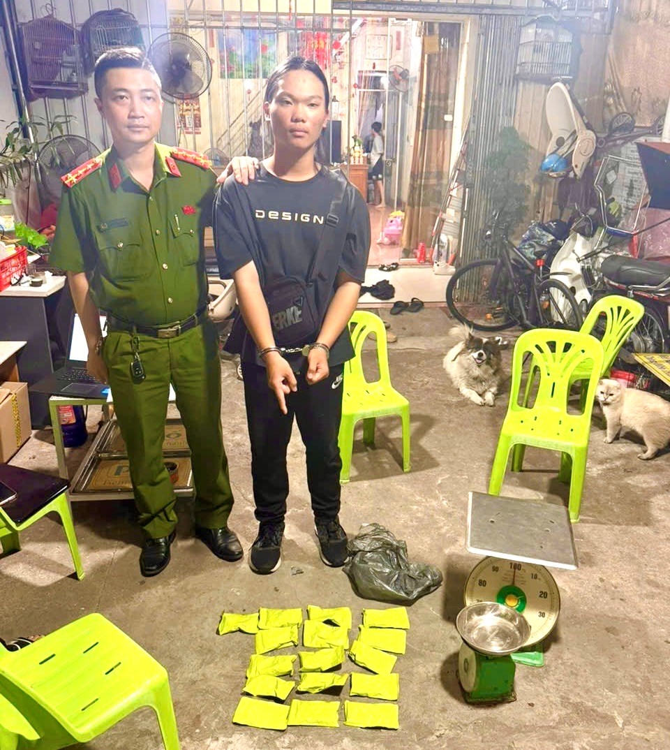 Cất giấu 20 kg bạc dưới đế giày vận chuyển qua biên giới- Ảnh 1.