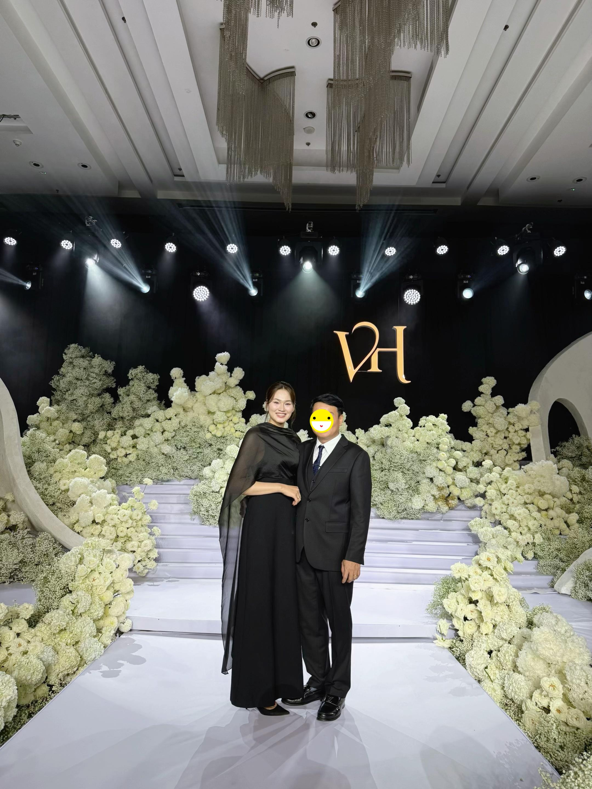 Chị gái Đỗ Hà đăng ảnh với chồng trong lễ cưới em gái, bất ngờ vấp tranh cãi- Ảnh 2.