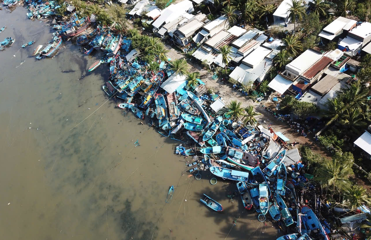 Thủ phủ tôm hùm "bay" hơn 20 tỉ đồng chỉ 1 đêm bão số 13- Ảnh 1.