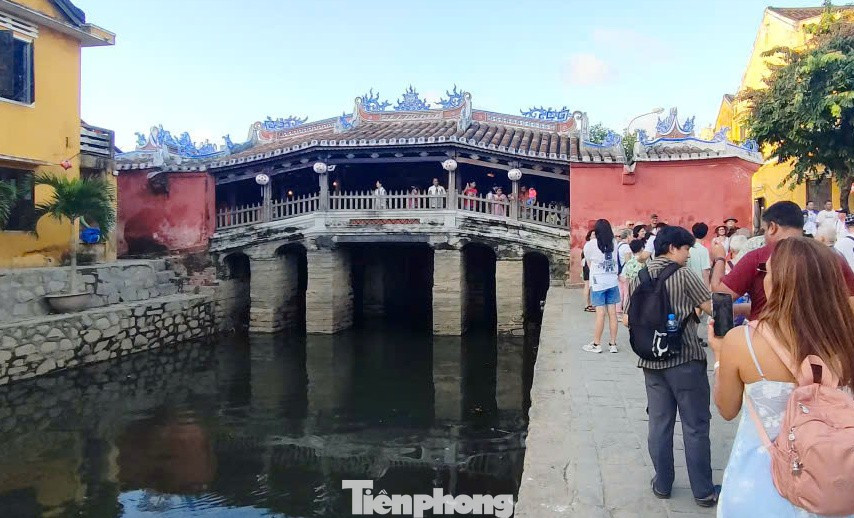 Phố cổ Hội An sạch tinh tươm, du khách tấp nập sau bão- Ảnh 14.