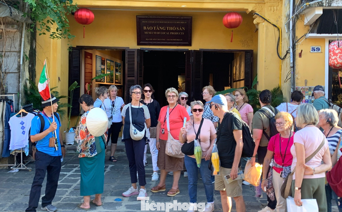 Phố cổ Hội An sạch tinh tươm, du khách tấp nập sau bão- Ảnh 1.