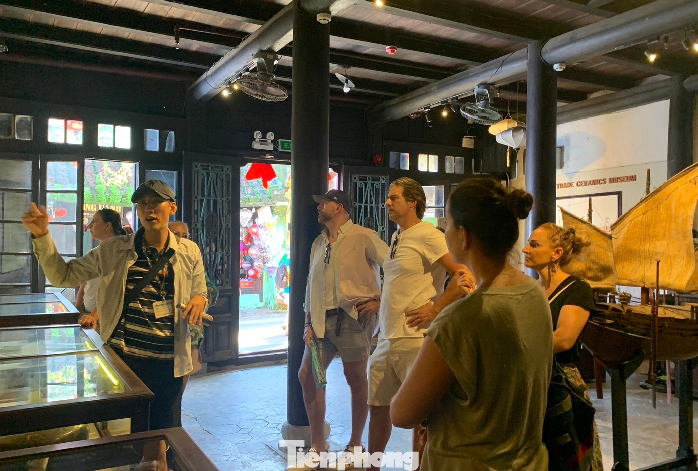 Phố cổ Hội An sạch tinh tươm, du khách tấp nập sau bão- Ảnh 8.