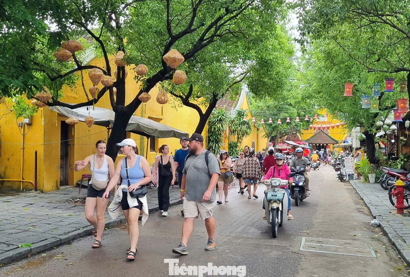 Phố cổ Hội An sạch tinh tươm, du khách tấp nập sau bão- Ảnh 6.