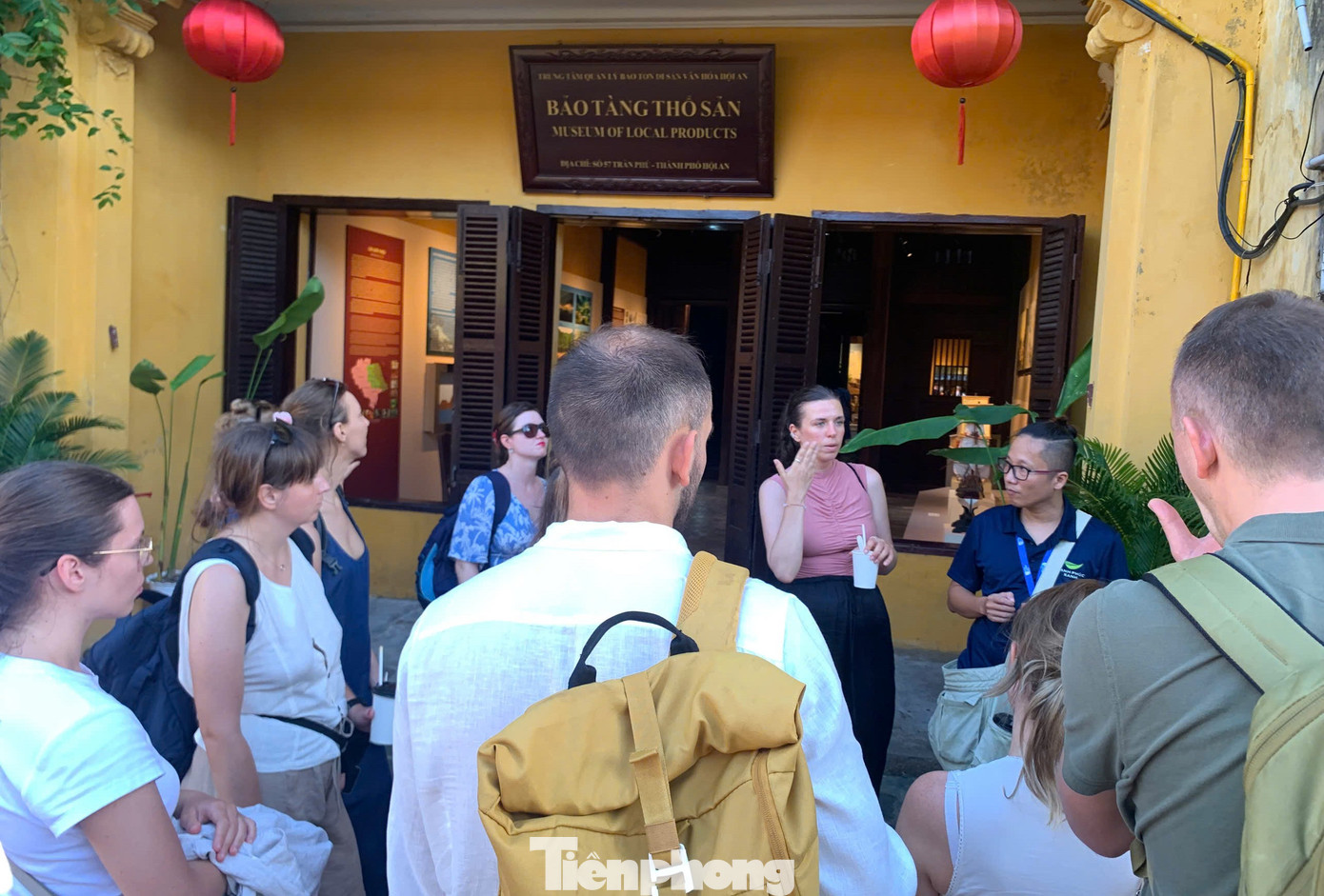 Phố cổ Hội An sạch tinh tươm, du khách tấp nập sau bão- Ảnh 7.