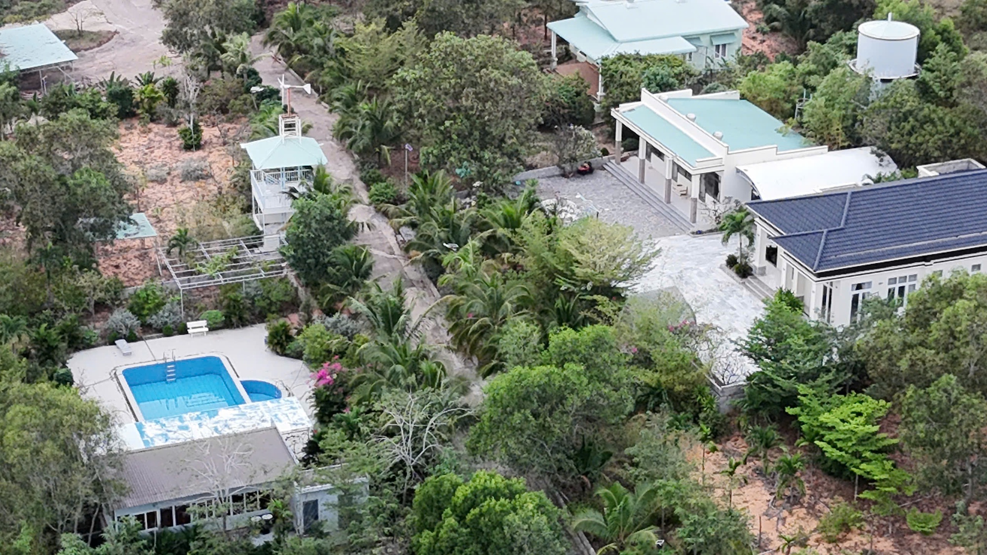 Đang cưỡng chế thu hồi hơn 66.000 m² đất lấn chiếm tại Đồi Cát Bay Mũi Né- Ảnh 2. Đang cưỡng chế thu hồi hơn 66.000 m² đất lấn chiếm tại Đồi Cát Bay Mũi Né- Ảnh 2.