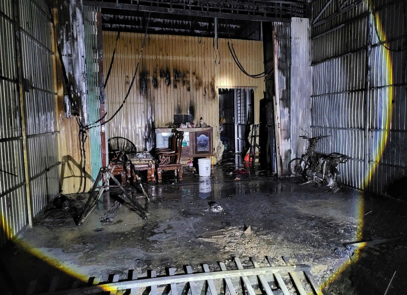 Trụ điện phát nổ, cháy lan sang 4 nhà dân, 1 người bị thương- Ảnh 2.