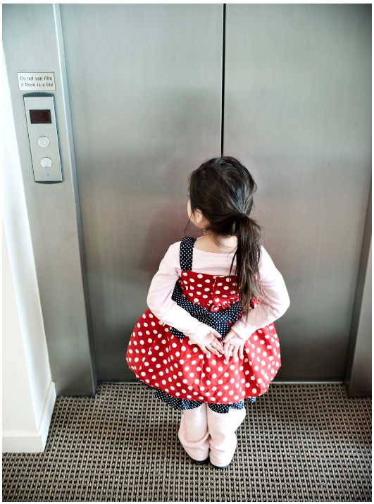 Vào thang máy, nhìn thấy hành xử này của những đứa trẻ, tôi liền biết ngay chúng được gia đình dạy dỗ rất tốt- Ảnh 1. Vào thang máy, nhìn thấy hành xử này của những đứa trẻ, tôi liền biết ngay chúng được gia đình dạy dỗ rất tốt- Ảnh 1.