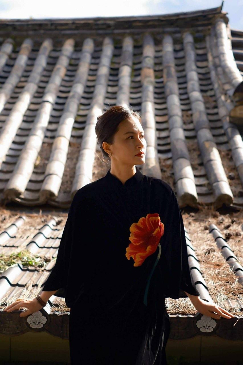 Sốc visual đại mỹ nhân vào vai Hoàng hậu quyền lực nhất Việt Nam, 30 năm nhan sắc không đổi mới đáng nể- Ảnh 10. Sốc visual đại mỹ nhân vào vai Hoàng hậu quyền lực nhất Việt Nam, 30 năm nhan sắc không đổi mới đáng nể- Ảnh 10.