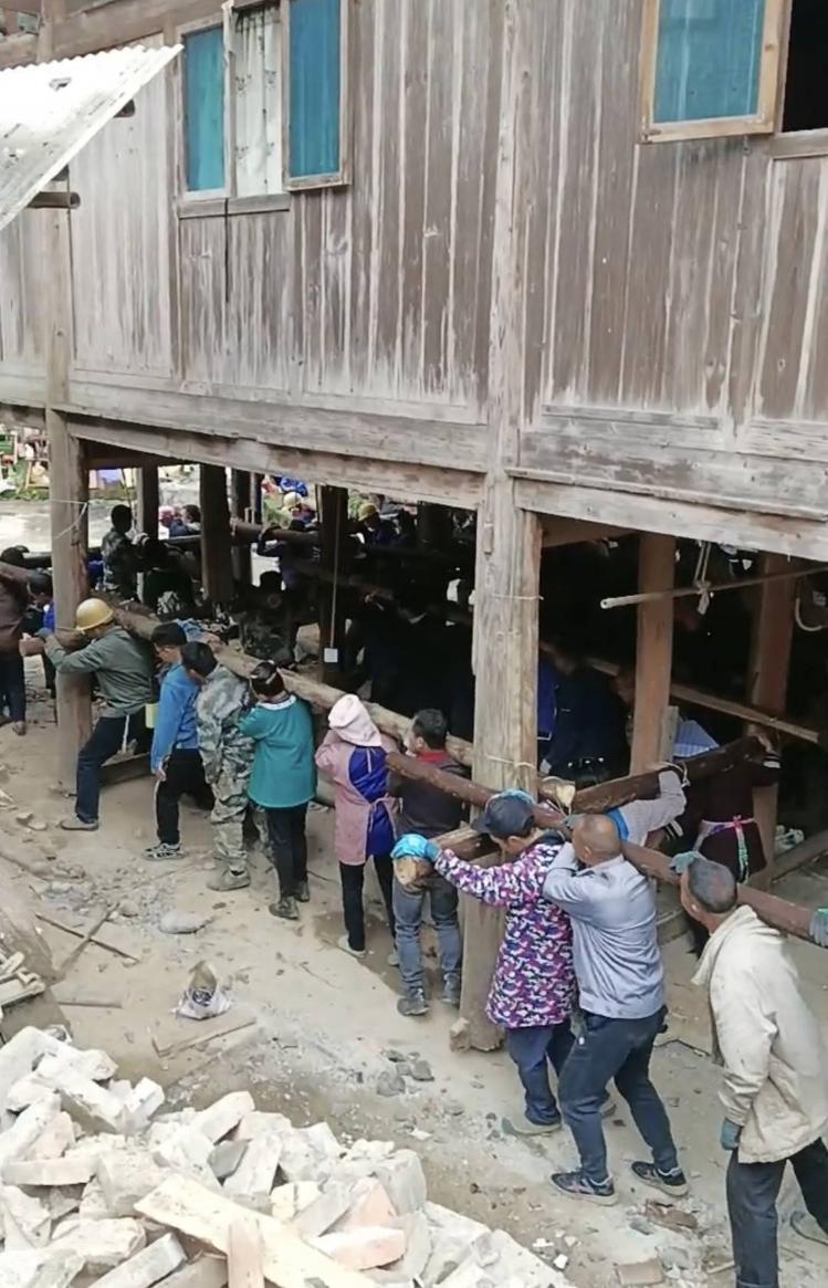 Tin được không: 200 người làm “thần đèn” di chuyển thành công ngôi nhà nặng 6 tấn đi 30m, chủ nhà khẳng định “Không ai lấy tiền công”- Ảnh 1.