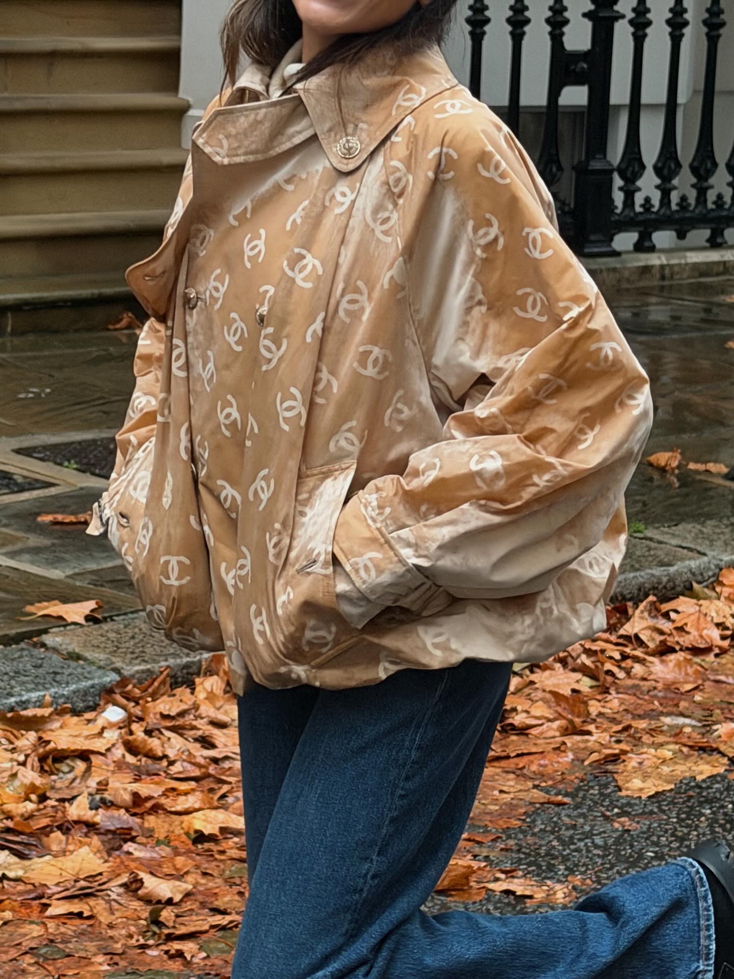 Chanel bán áo khoác gần 200 triệu, quan trọng là phải dầm mưa mới biết đang mặc đồ hiệu!- Ảnh 6.