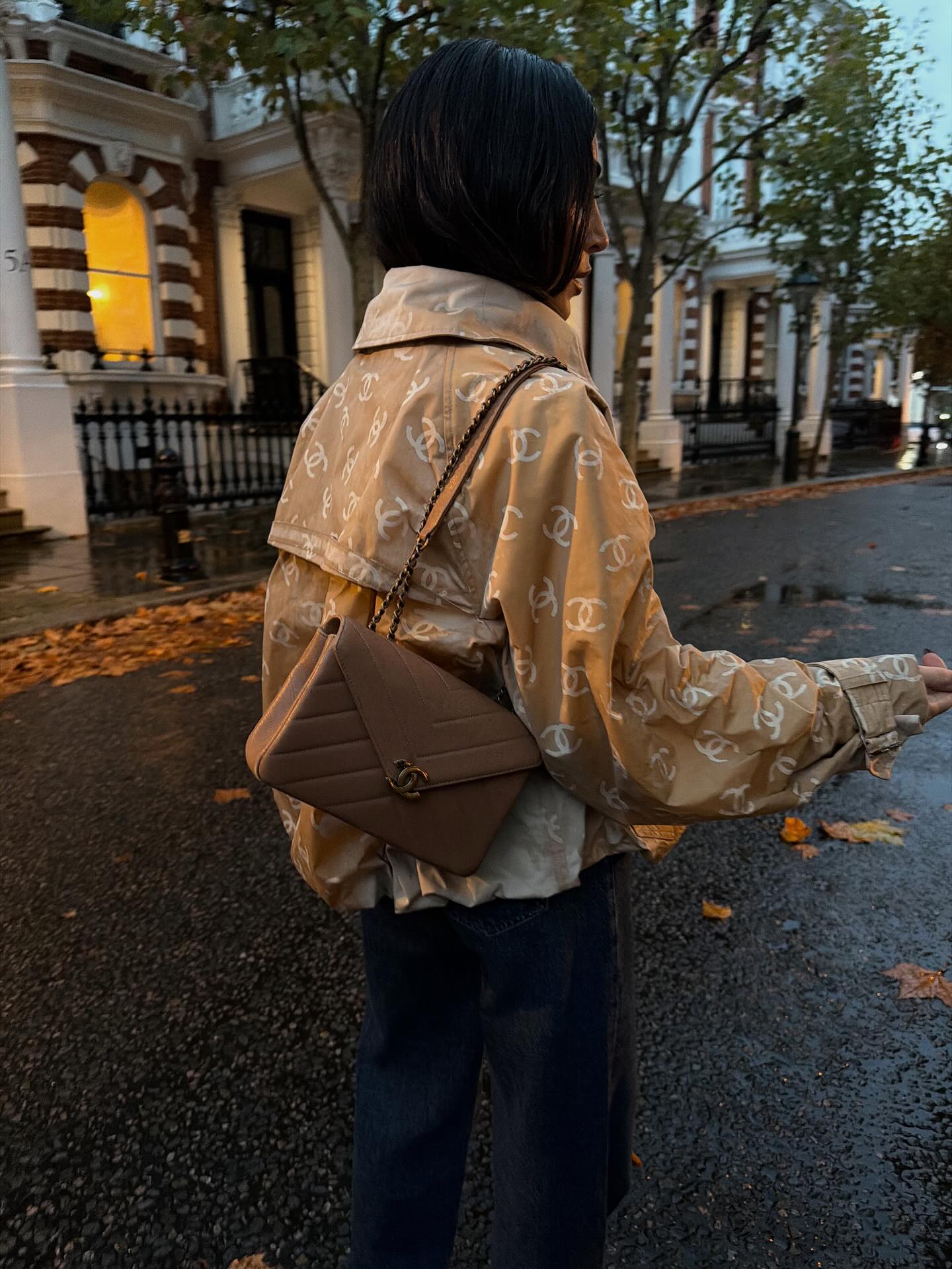 Chanel bán áo khoác gần 200 triệu, quan trọng là phải dầm mưa mới biết đang mặc đồ hiệu!- Ảnh 5.