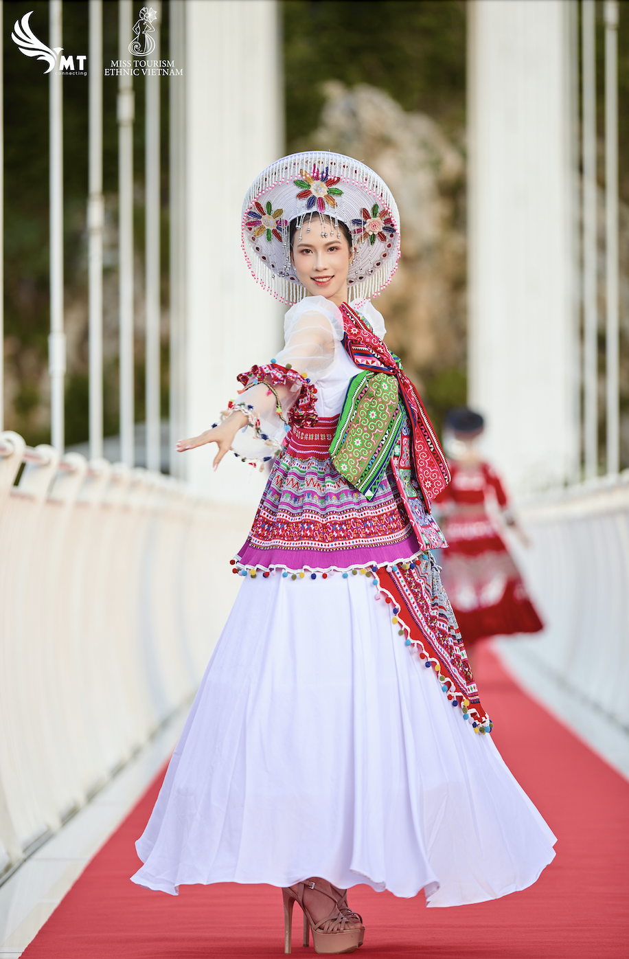 “Thót tim” chiêm ngưỡng 30 cô gái làm điều này trên cây cầu kính dài nhất thế giới tại Mộc Châu- Ảnh 3.