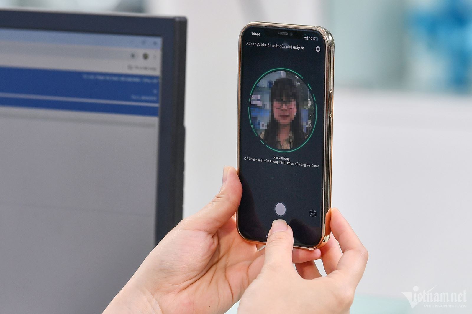 Đang xác minh khuôn mặt và CCCD, cặp vợ chồng tá hỏa phát hiện tài khoản ngân hàng 