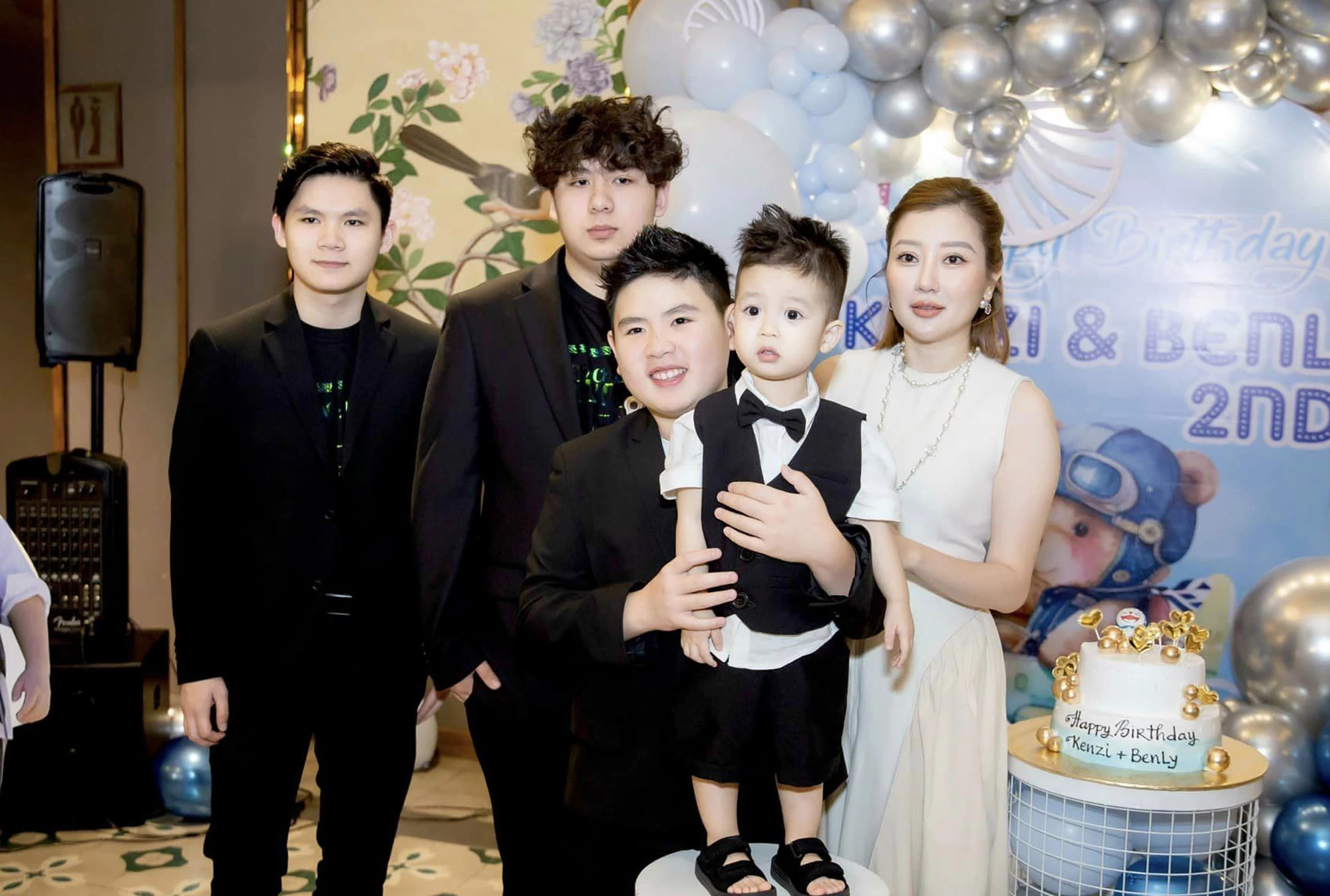 Nam ca sĩ sở hữu biệt thự 2.000 m2 ở Mỹ và Việt Nam: Ngoài 50 hôn nhân viên mãn bên vợ kém 17 tuổi- Ảnh 5. Nam ca sĩ sở hữu biệt thự 2.000 m2 ở Mỹ và Việt Nam: Ngoài 50 hôn nhân viên mãn bên vợ kém 17 tuổi- Ảnh 5.