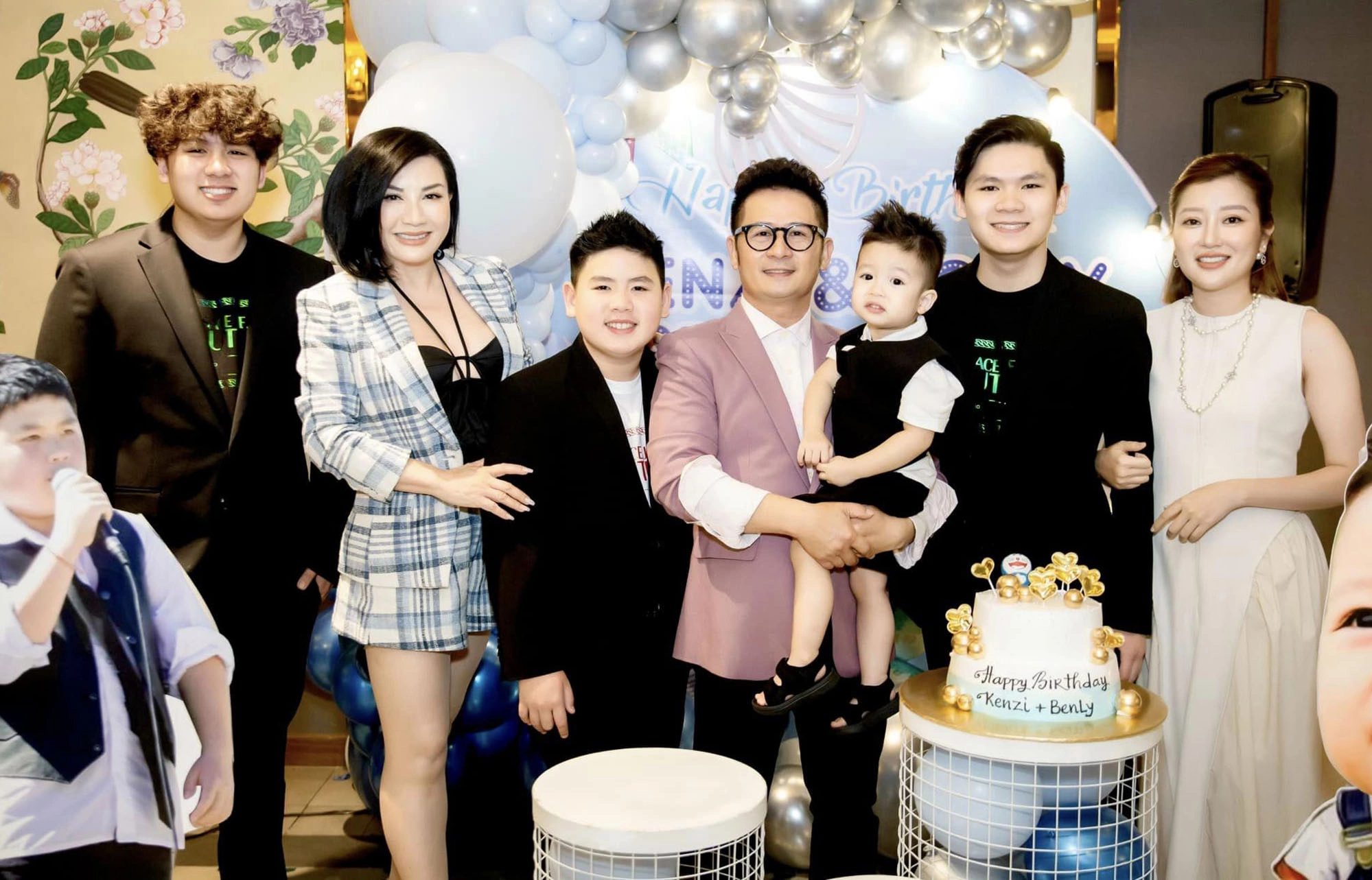 Nam ca sĩ sở hữu biệt thự 2.000 m2 ở Mỹ và Việt Nam: Ngoài 50 hôn nhân viên mãn bên vợ kém 17 tuổi- Ảnh 2. Nam ca sĩ sở hữu biệt thự 2.000 m2 ở Mỹ và Việt Nam: Ngoài 50 hôn nhân viên mãn bên vợ kém 17 tuổi- Ảnh 2.