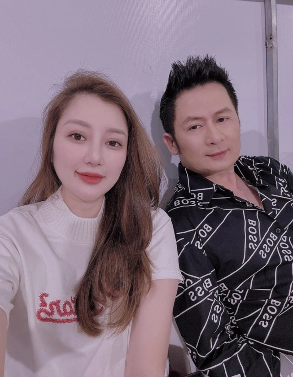 Nam ca sĩ sở hữu biệt thự 2.000 m2 ở Mỹ và Việt Nam: Ngoài 50 hôn nhân viên mãn bên vợ kém 17 tuổi- Ảnh 3. Nam ca sĩ sở hữu biệt thự 2.000 m2 ở Mỹ và Việt Nam: Ngoài 50 hôn nhân viên mãn bên vợ kém 17 tuổi- Ảnh 3.