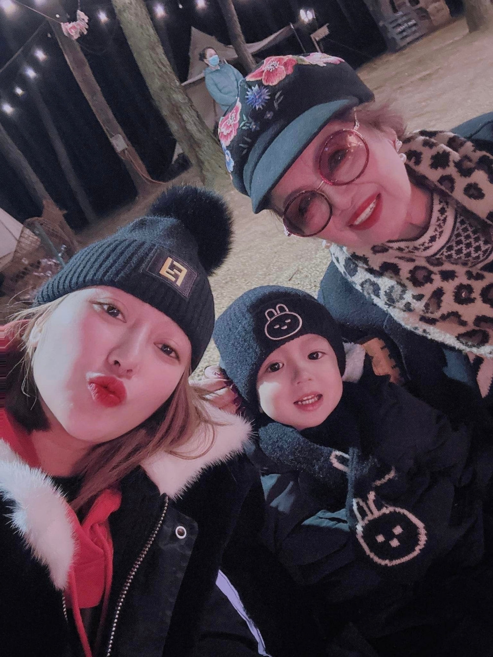 Nam ca sĩ sở hữu biệt thự 2.000 m2 ở Mỹ và Việt Nam: Ngoài 50 hôn nhân viên mãn bên vợ kém 17 tuổi- Ảnh 4. Nam ca sĩ sở hữu biệt thự 2.000 m2 ở Mỹ và Việt Nam: Ngoài 50 hôn nhân viên mãn bên vợ kém 17 tuổi- Ảnh 4.