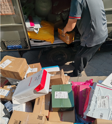 Đồng hồ Rolex trị giá 1,4 tỷ đồng thất lạc trên đường chuyển phát, công ty vận chuyển chỉ đền 136 triệu đồng: "Đó là mức tối đa"- Ảnh 2.