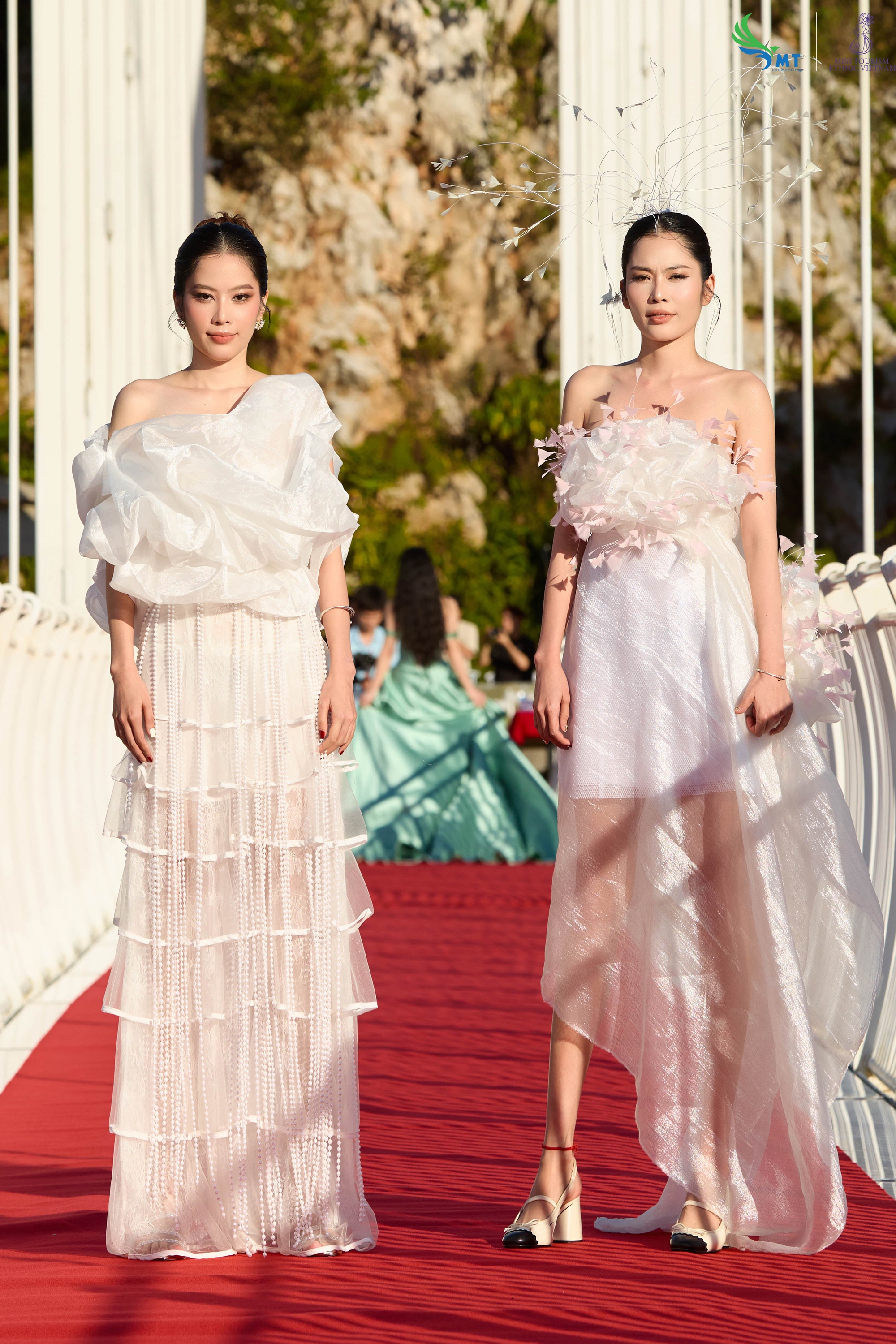 “Thót tim” chiêm ngưỡng 30 cô gái làm điều này trên cây cầu kính dài nhất thế giới tại Mộc Châu- Ảnh 1.