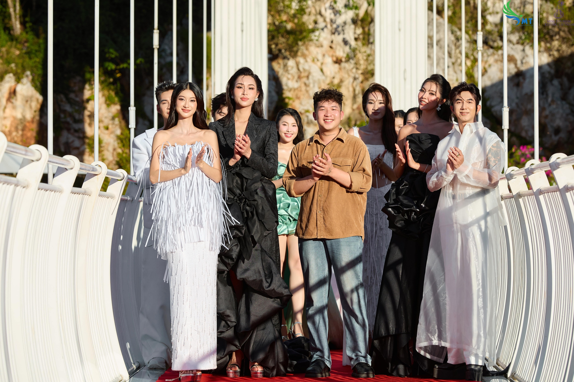 “Thót tim” chiêm ngưỡng 30 cô gái làm điều này trên cây cầu kính dài nhất thế giới tại Mộc Châu- Ảnh 4.