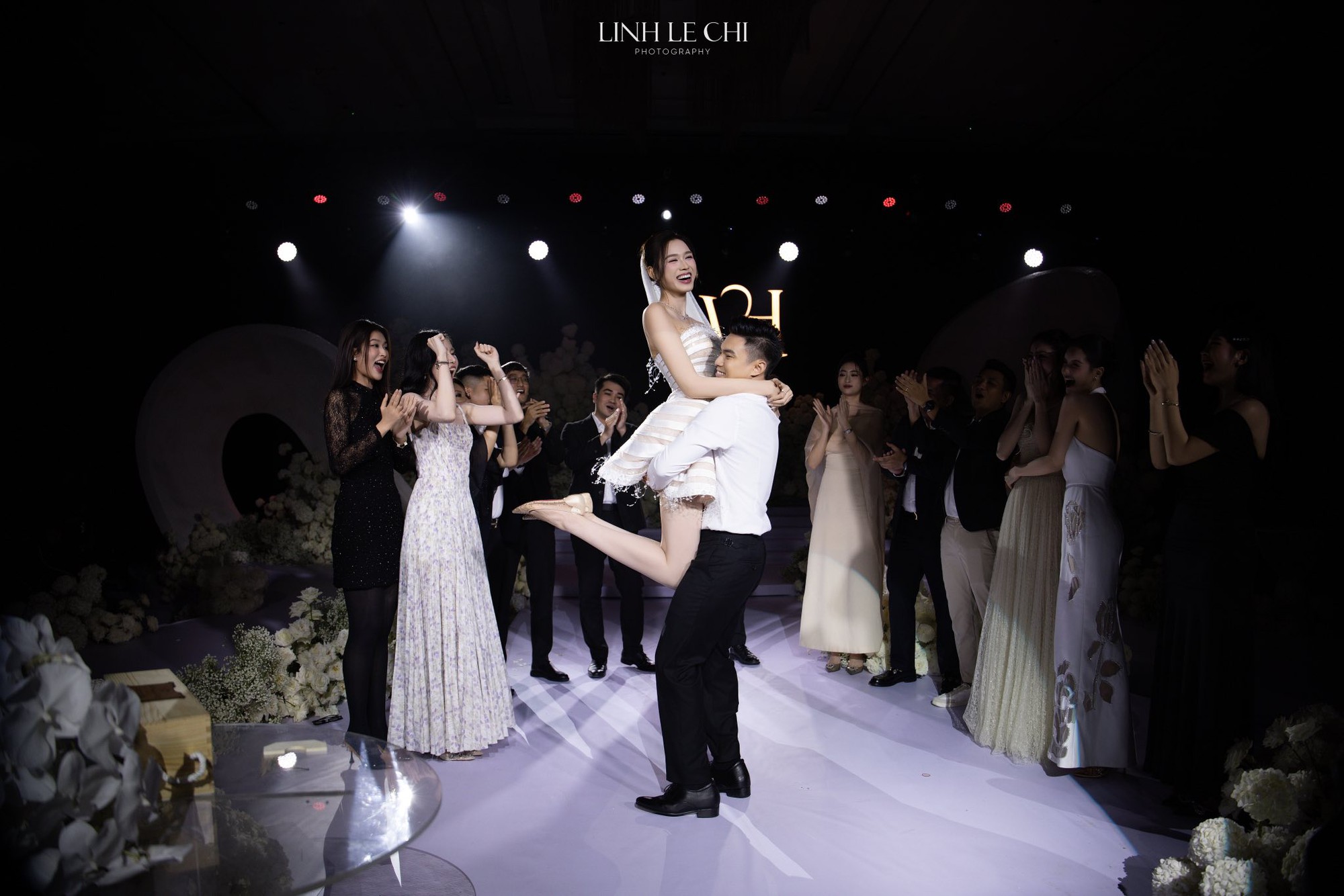 Cận cảnh đôi giày cưới trị giá hơn 30 triệu của Đỗ Hà: Cách cô dâu thể hiện sự tinh tế với chồng doanh nhân- Ảnh 2.